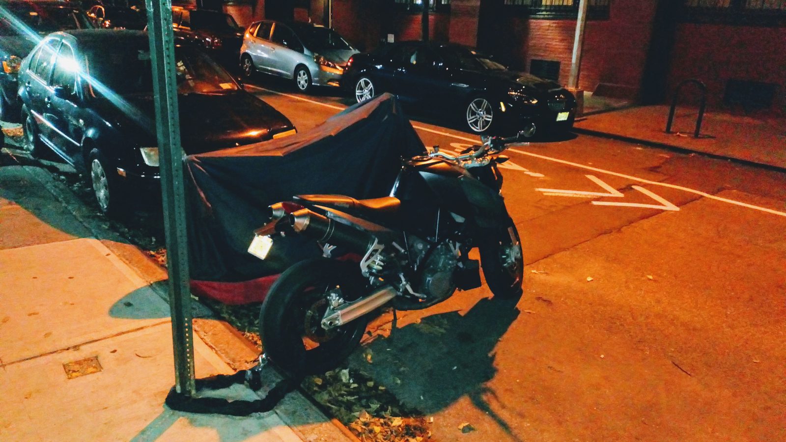 Moto estacionada na rua à noite, vigiada por sensor de vibração Rinosat GPS